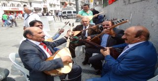 Beyoğlunda Halk Ozanları Abdyi Ve Doları Protesto Etti