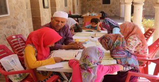 Kuran Kursunda Hat Sanatını Öğreniyorlar