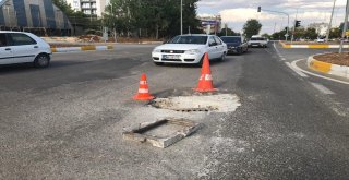 Kavşak Ortasındaki Üzeri Açık Çukur Kazaya Davetiye Çıkarıyor