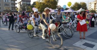 Hem Süslü Kadınlar Bisiklete Bindi Hem De Çocukları