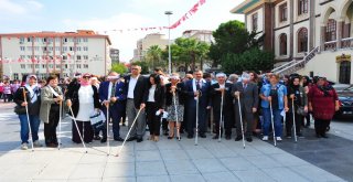 Gözleri Bandajlı Ellerindeki Bastonlarla Yürüdüler