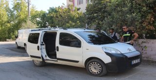 Çakmak Gazını Çekerek Araçta Sızdı
