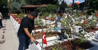 Şehitlikte Hüzünlü Bayram Ziyareti
