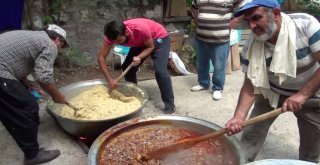 Mezarlıkta 350 Yılı Aşkın Yemek Geleneği Sürüyor