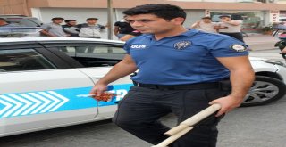 Dur İhtarına Uymayan Otomobil Polis Aracına Çarptı