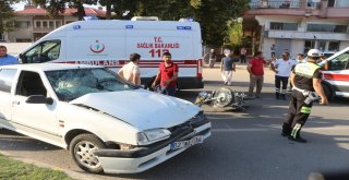 Motosiklet İle Otomobil Çarptı: 2 Yaralı