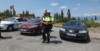 Burhaniye‘De Kaymakam Öner Trafik Denetimine Katıldı Sürücüleri Uyardı