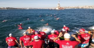 Cumhuriyetin Kuruluş Yıl Dönümünde Kız Kulesine Yüzerek Geçtiler