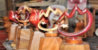 Atık Tahta Parçalarından Manisa Lalesi Yapıyor