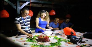 Gazeteciyi Haberle Kandırıp Doğum Günü Sürprizi Yaptılar