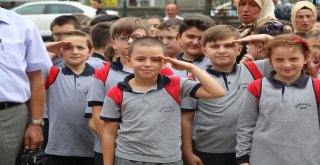 İstiklal Marşı Okunurken Asker Selamı Veren Çocuğun Hayali Asker Olmak