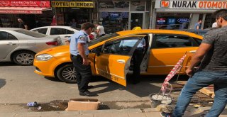 Yolun Ortasına Bırakılan Ticari Taksiyi İmece Usulü Kaldırdılar