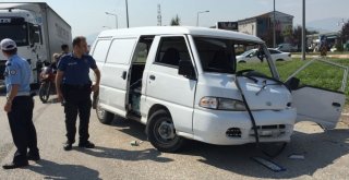 Minibüs İle Otomobil Çarpıştı: 2 Yaralı