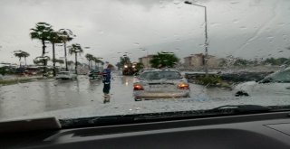 İskenderunda Sağanak Yağış Yolları Göle Çevirdi