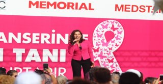 Şarkıcı Burcu Güneşten Pembe Konser