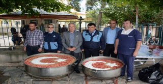 Dinar Belediyesi Muharrem Ayı Ve Deprem Şehitleri İçin Aşure Dağıttı