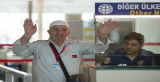 Ankaradan İlk Hac Kafilesi Dualarla Uğurlandı