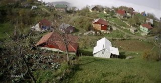 Yayla Evine Giden Aile Evlerinde Silahlı Bir Kişi Buldu