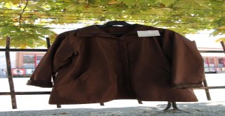 Sokağın Duvarları Yıkanıp Ütülenmiş Kıyafetlerle Doldu