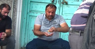 Amca Çocukları Şehrin Göbeğinde Sandalye Ve Sopalarla Birbirine Saldırdı