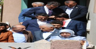 Tbmm Başkanı Yıldırımdan Bebeğiyle Şehit Olan Annenin Ailesine Ziyaret