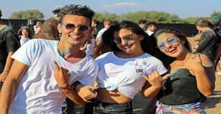 Antalyada Gençler Okul Öncesi Boya Savaşında Stres Attı