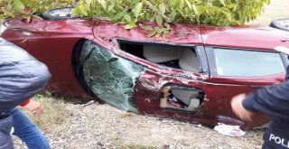 Otomobil Kayganlaşan Yolda Takla Attı: 2 Yaralı