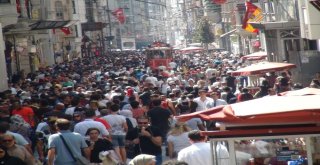 Vatandaşlar Bayramda Taksime Akın Etti