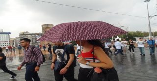 Beyoğlunda Vatandaşlar Yağmura Hazırlıksız Yakalandı