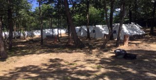 Anne Ve Kızları Bu Kampta  Doyasıya Eğlenecek