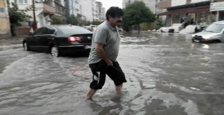 Sağanak Nedeniyle Cadde Ve Sokaklar Göle Döndü