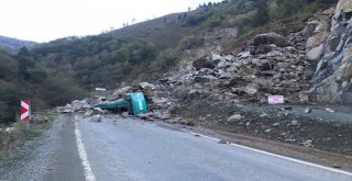 Giresunda Taş Ocağında Meydana Gelen Heyelan İş Makinesini Yuttu