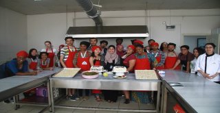 (Özel Haber) Dünyanın Dört Bir Yanından Gelen Öğrenciler Dolma Sardı, Mantı Yaptı