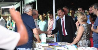 Başkan Yücel Yılmaz Edremit Kitap Fuarı'nda vatandaşlarla panele katıldı.