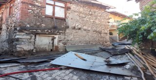 Karamanda Çıkan Yangında 3 Ev Kullanılamaz Hale Geldi