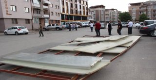 Rüzgarın Uçurduğu Çatı Üç Otomobile Zarar Verdi