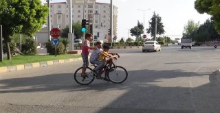 3 Çocuk Bir Bisikletle Yol Aldı