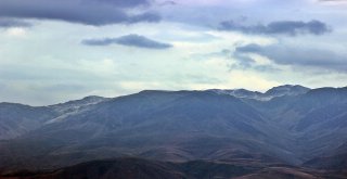 Munzur Dağı Zirvelerine Kar Yağdı