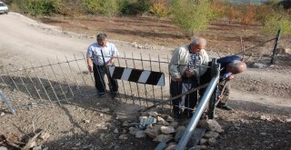 Demir Kapı İle Kapatılarak Kilit Vurulan Köy Yolu Ulaşıma Açıldı