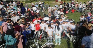 Başkan Yanılmaz, Yaz Kampına Katılan Çocuklara Bisiklet Hediye Etti