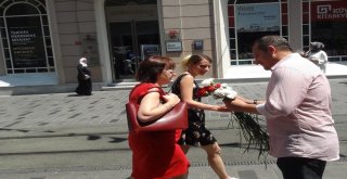 Srebrenitsa Katliamında Hayatını Kaybedenler İçin Taksimde 8 Bin 372 Karanfil Dağıttılar