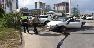 Lastiği Patlayan Pikap Karşı Şeritteki Otomobile Çarptı: 5 Yaralı