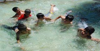 Şanlıurfada Çocukların Tehlikeli Serinlemesi