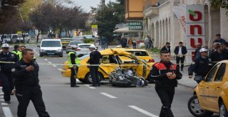 Polis Motosikleti Taksi İle Çarpıştı: 3 Yaralı