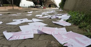 Öğrencilerin Sınav Kağıtları Yollara Saçıldı