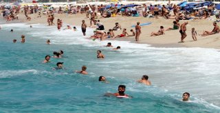 Kavurucu Sıcaklardan Bunalanlar Kendilerini Denize Attı