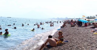 Antalyada Sahillerde Bayram Yoğunluğu