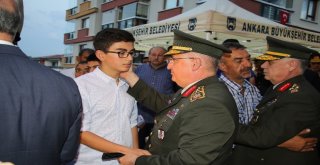 Milli Savunma Bakanı Akar Ve Orgeneral Gülerden Şehit Ailesine Taziye Ziyareti