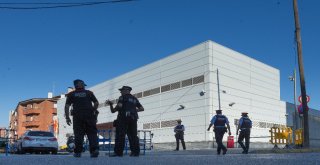 İspanyada Polis Karakoluna Bıçakla Saldırılan Adam Öldürüldü