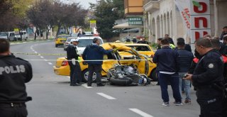 Polis Motosikleti Taksi İle Çarpıştı: 3 Yaralı